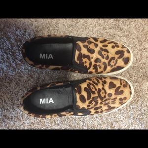 Super cute leopard slip on sneakers!
